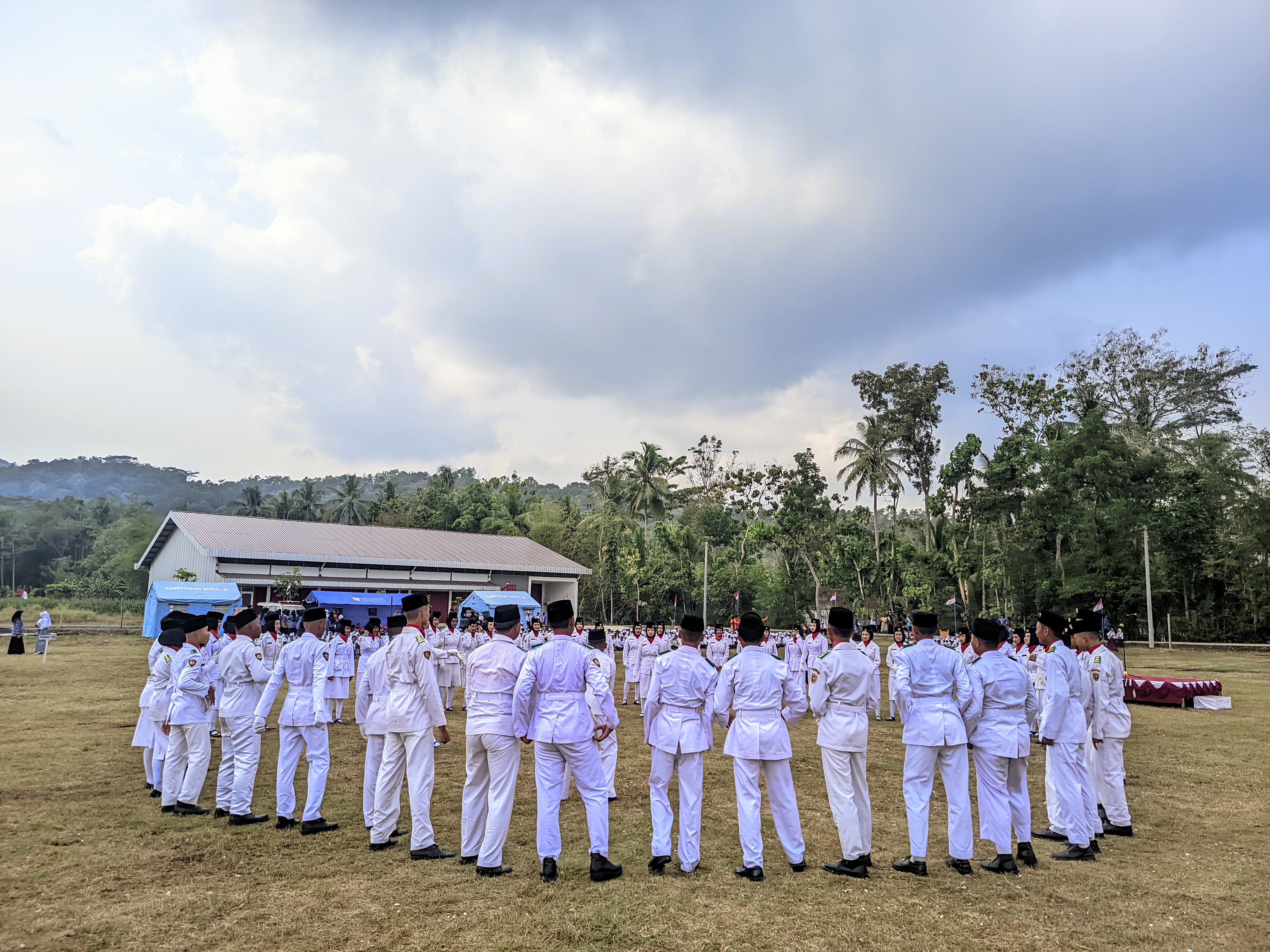 38 Siswa SMK Negeri 7 Purworejo Bertugas sebagai Pasukan Pengibar Bendera HUT ke-81 RI di Kecamatan Bagelen